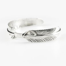 画像2: ナバホ族 ヴィヴィアンジョーンズ作 フェザー ブレスレット/Native American Navajo Vivian Jones Sterling Silver Feather Bracelet  (2)